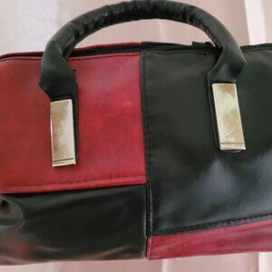 Handbag With Alternating Black And Red Pattern.